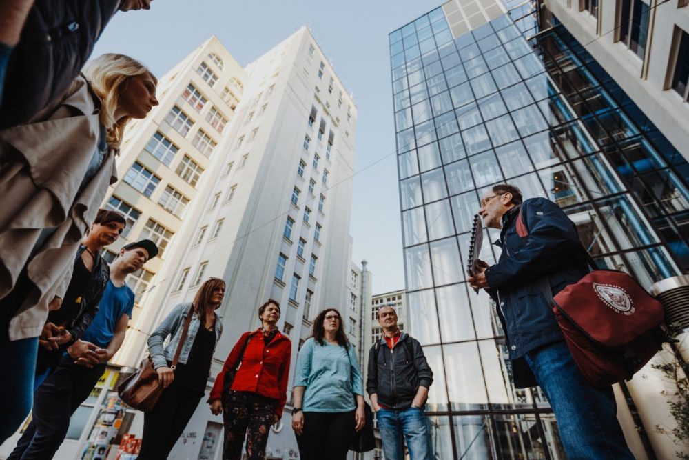 Gruppe an Teilnehmer:innen des Stadtrundgangs steht auf dem Ernst-Abbe-Platz