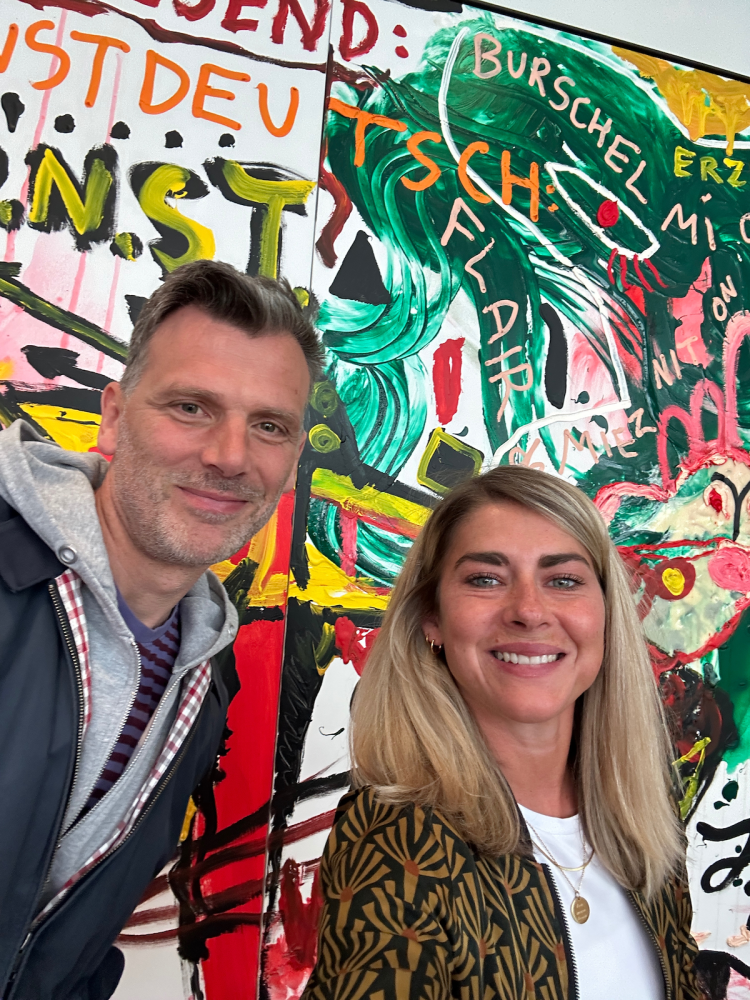 Anna und Kristjan vor einer bemalten Wand