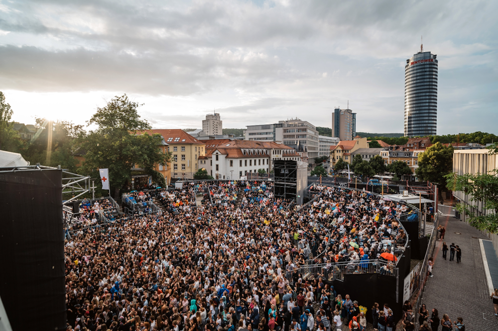 Das Publikum beim Edwin Rosen Konzert, mit JenTower im Hintergrund.
