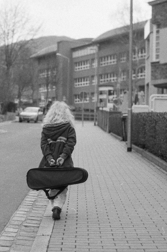 Schwarz-Weiß-Bild von Elsa-Johanna Staemmler als Kind auf dem Weg zur Musik- und Kunstschule Jena