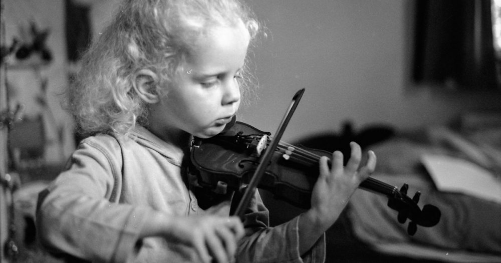 Schwarz-Weiß-Bild von Elsa-Johanna Staemmler als Kind mit einer kleinen Geige