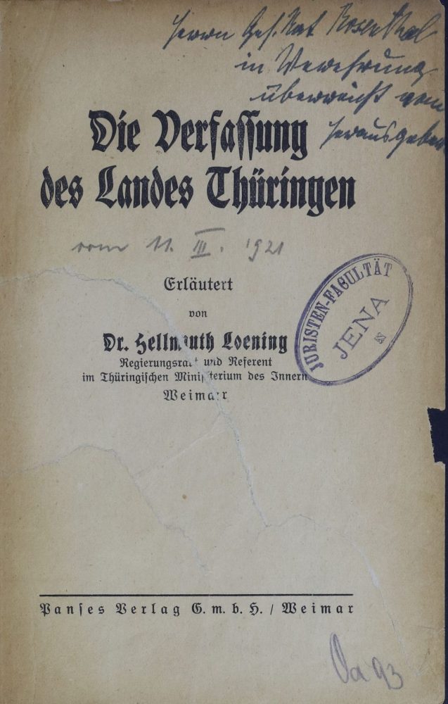 Eine Urkunde in altdeutscher Schrift. Zu lesen ist "Die Verfassung des Landes Thüringen"