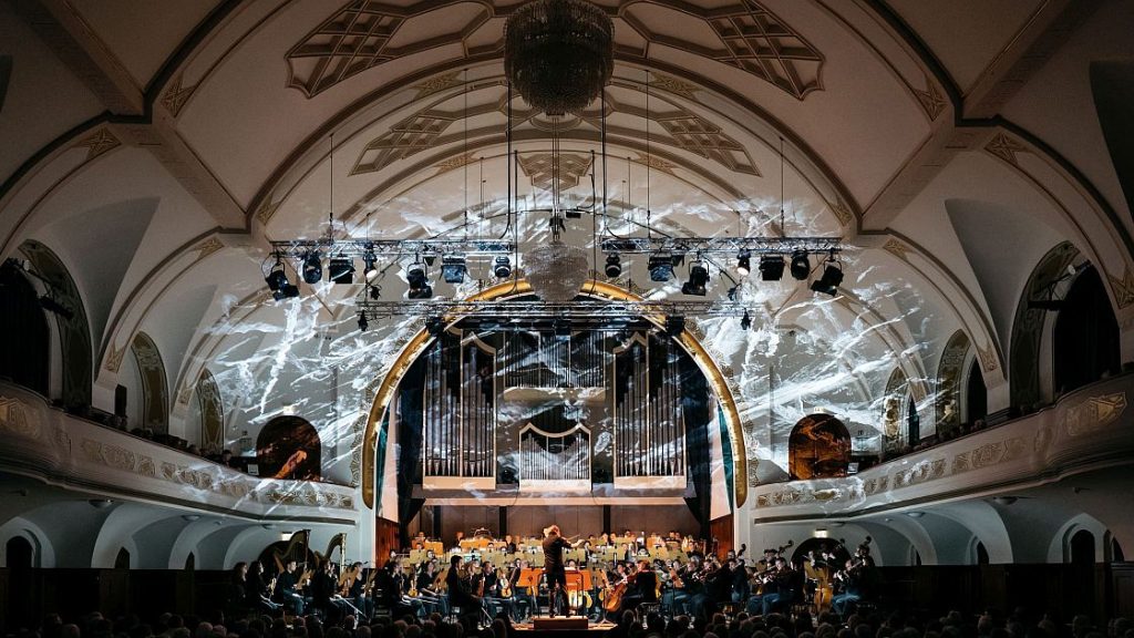 15. Januar 2026: Aufführung von Schostakowitschs "Leningrader Sinfonie" mit Lichtkunst von Artist in Residence Robert Seidel