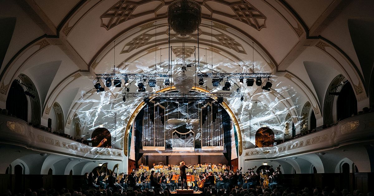 15. Januar 2026: Aufführung von Schostakowitschs "Leningrader Sinfonie" mit Lichtkunst von Artist in Residence Robert Seidel