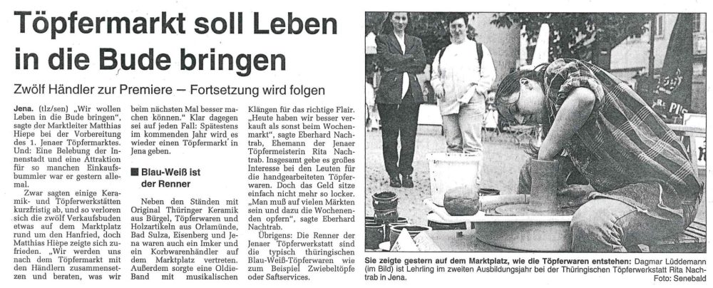 Zeitungsausschnitt über den ersten Jenaer Töpfermarkt mit Foto einer jungen Frau an der Töpferscheibe, beobachtet von zwei Passantinnen.