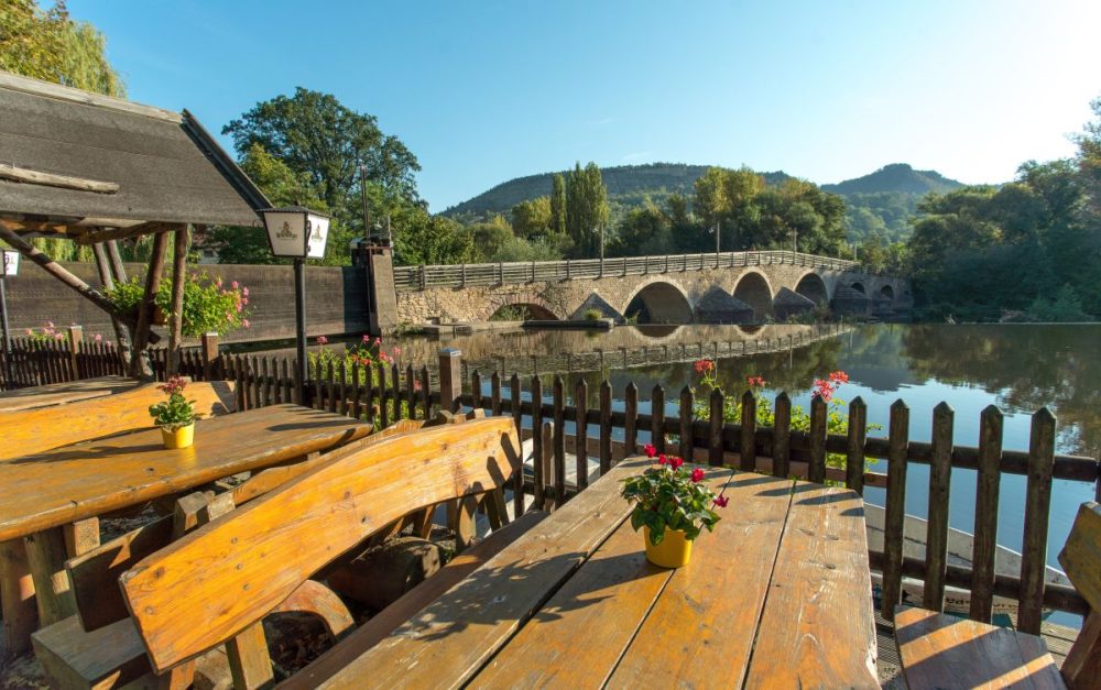 Außenbereich einer Gaststätte am Burgauer Wehr in Jena