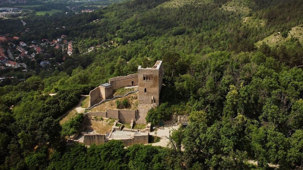 Blick von der Drohne auf die Lobdeburg in Jena, mitten im Grünen mit Blick auf Lobeda