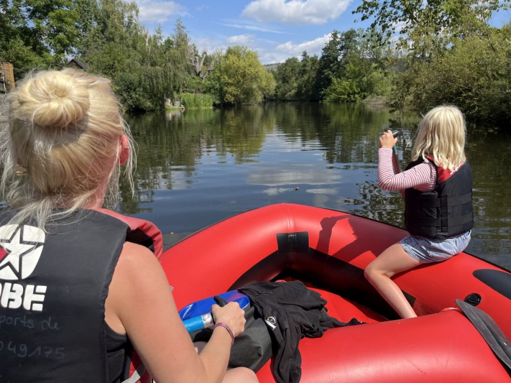 ein rotes Schlauchboot mit Mutter und Kinder auf der Saale bei Jena
