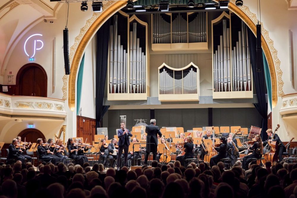 Orchester mit Daniel Ottensamer auf der Bühne im Volkshaus Jena