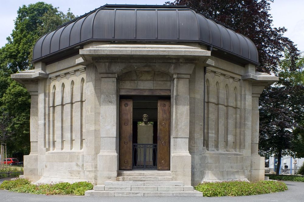 Das Ernst-Abbe-Denkmal in Jena, Außenansicht mit Blick auf die Büste von Ersnt Abbe im Inneren