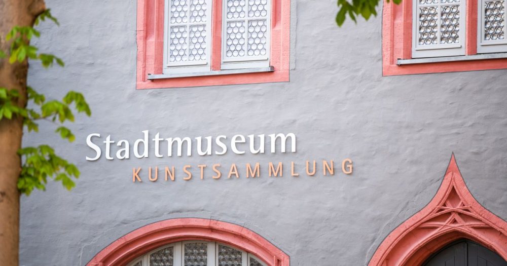 Fotografie in bunt: Detailansicht der „Alten Göhre“, Fassade, Fenster, Bögen, Schriftzug "Stadtmuseum" und "Kunstsammlung"
