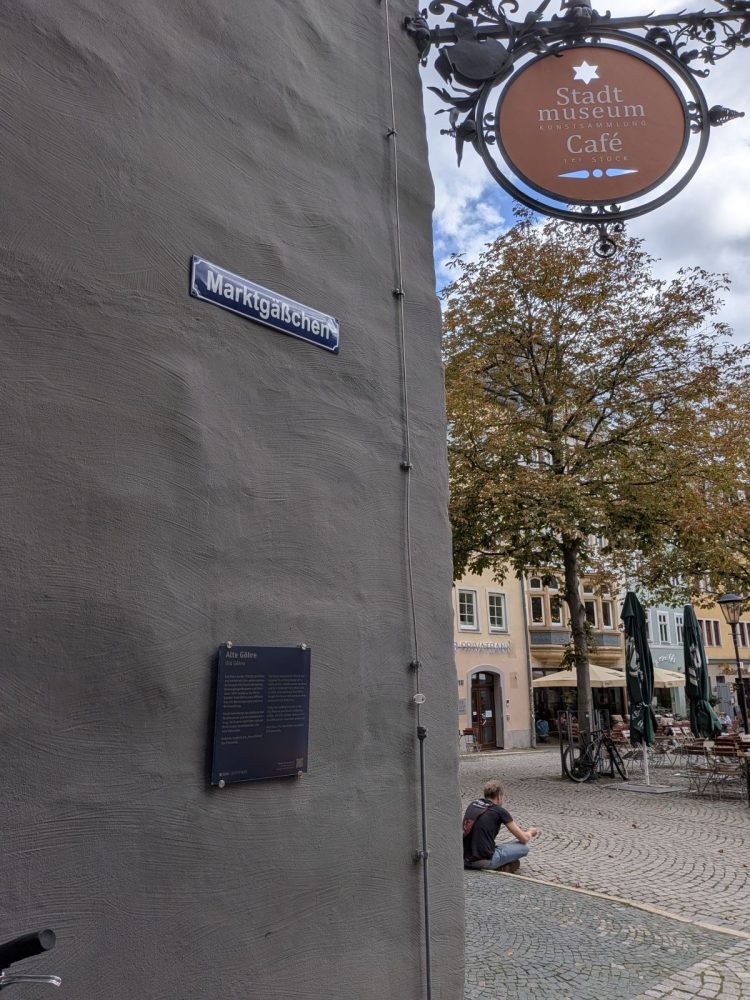 Außenansicht der „Alten Göhre“ mit Kulturdenkmal-Schild