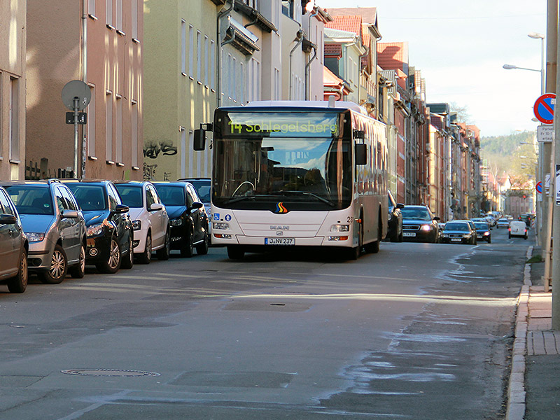 Ein Bus der Line 14 fährt durch die Lutherstraße. Dahinter eine Schlange mit Autos.