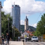 Blick von der Camsdorfer Brücke mit Fußgängern, Straßenbahn, Fahrrad und ÖPNV