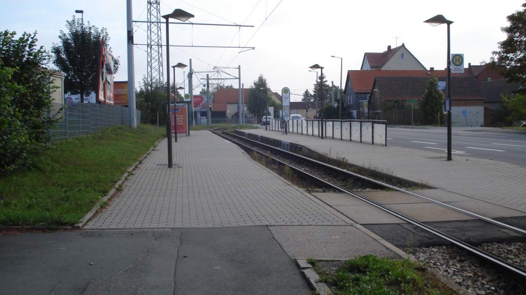 Gleisbereich der Straßenbahn-Haltestelle