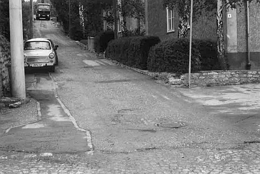 Zustand einer Straße in Jena im Jahre 1991 - Foto © Stadt Jena KSJ